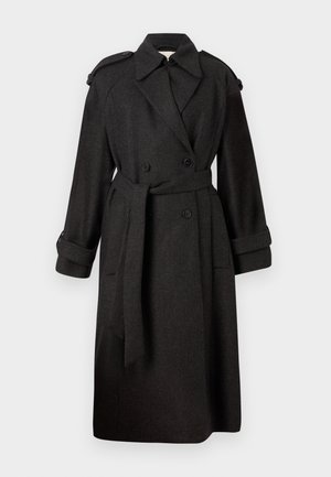 Cappotto trench doppiopetto grigio scuro con colletto a revers, cintura, grandi bottoni e tasche a patta. Realizzato in un tessuto misto lana testurizzato.