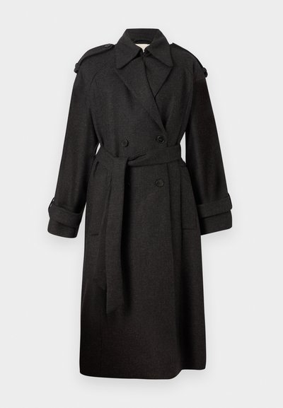 Dunkelgrauer doppelreihiger Trenchcoat mit Reverskragen, Gürtel, großen Knöpfen und Klappentaschen. Hergestellt aus einem strukturierten Wollmischgewebe.