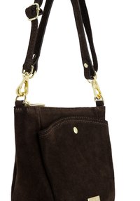 Brun ruskindshåndtaske med en tekstureret overflade, der har guldfarvede metaldetaljer, dobbelt strop og en frontlomme med trykknapslukning.