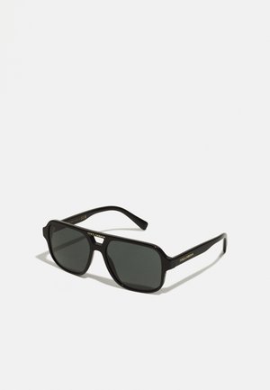 Óculos de sol pretos com lentes retangulares, armação brilhante e um detalhe dourado no nariz. Apresenta um design elegante e moderno, com hastes robustas.