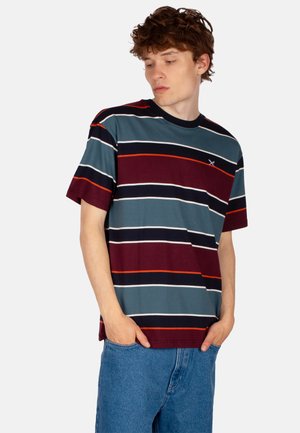 Gestreiftes T-Shirt mit Rundhalsausschnitt, kurzen Ärmeln und einer Mischung aus türkisfarbenen, burgunderfarbenen, weißen und orangefarbenen Streifen. Aus Baumwolle.