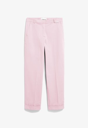 Lichtroze op maat gemaakte broek met een rechte snit, gladde textuur, zijzakken en een opgerolde zoom aan de onderkant. Etiket zichtbaar aan de binnenkant.