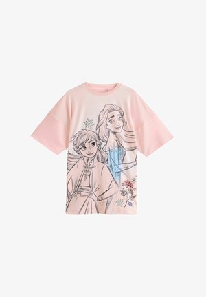 Ružičasta majica kratkih rukava s crno-bijelim ilustracijama dviju likova, uz dodatak cvjetnih i pahuljastih akcenta u boji.