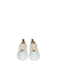 Sneakers azzurri chiari con lacci beige, caratterizzati da un accento dorato a forma di cuore e un'etichetta sul tallone con stampa leopardata. Suola in gomma bianca texturizzata.