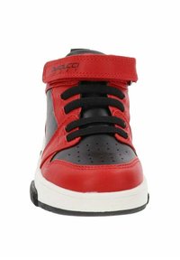 Czerwono-czarne sneakersy z teksturowaną skórzaną cholewką, wyposażone w rzep, czarne sznurówki, perforowane detale i białą podeszwę.