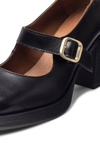 Schwarzer Leder-Mary-Jane-Schuh mit einem stabilen Absatz, ausgestattet mit einem breiten Riemen und einer goldfarbenen Schnalle. Glatte Oberfläche und rundes Toe-Design.