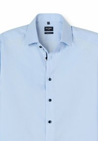 Hellblaues Hemd mit modernem Schnitt, ausgestattet mit einem Kentkragen, dunklen Knöpfen und einer glatten Textur. Etiketten sichtbar im Kragen.