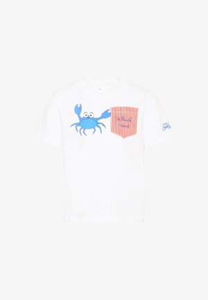 Chemise blanche à manches courtes avec un crabe cartoon bleu à côté d'une poche rayée rouge et blanche portant l'inscription "Île de St. Barth".