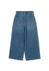 Pantalones de mezclilla de pierna ancha con cinturilla elástica, de color azul claro, dos bolsillos traseros y dobladillos rectos. Textura suave con detalles desgastados.