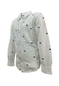 Camicia bianca a maniche lunghe con chiusura a bottoni, caratterizzata da piccoli motivi a bandiera blu e un logo sul petto. Realizzata in tessuto testurizzato.