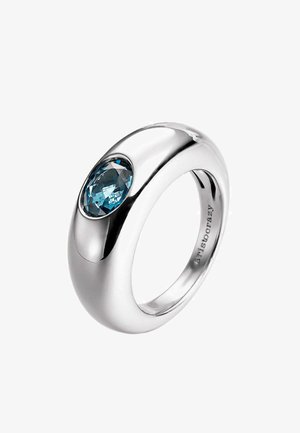 Anillo de plata pulida con una banda ancha y lisa que presenta una única gema ovalada azul ajustada en la parte superior.