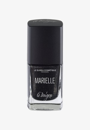 Schwarzer Nagellack in einer quadratischen Glasflasche mit glitzerndem silbernen Finish. Mit einem schwarzen Deckel mit eingeprägtem Markentext.