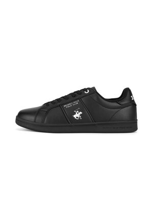 Sneaker nera a taglio basso con allacciatura, logo Beverly Hills Polo Club e testo sul lato e sul tallone posteriore, sfondo bianco semplice.