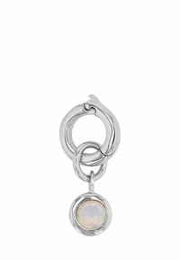 Colgante de metal plata con anillos entrelazados y una gota de ópalo facetado y redondo. Textura suave con un acabado pulido.