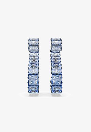 Orecchini rettangolari blu chiaro e trasparenti con un design moderno, caratterizzati da un arrangiamento a catena e accenti in metallo color argento.