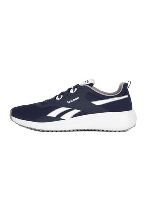 Zapatilla de correr Reebok azul marino con suela blanca, franjas de logotipo blancas, diseño con cordones y lengüeta en el talón, mostrada de perfil.
