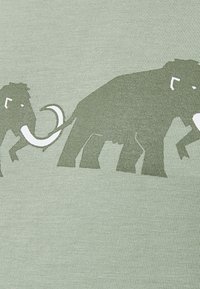 Grønt stof har et design med to elefanter og en mammut, omridset i en mørkere nuance, med teksturer der fremhæver materialets blødhed.