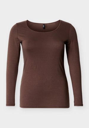 Καφέ μακρυμάνικο μπλουζάκι από μαλακό, ελαστικό υλικό με στρογγυλή λαιμόκοψη και εφαρμοστή γραμμή. Λεπτή υφή, με ελάχιστες λεπτομέρειες.