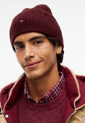 Tommy Hilfiger, LAMBSWOOL BLEND CABLE KNIT FLAG BEANIE - Плетена шапка - deep burgundy