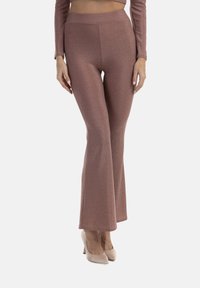Pantaloni svasati color oro rosa realizzati in un tessuto scintillante. Design a vita alta con una leggera elasticità. Texture liscia, abbinati a tacchi nudi.