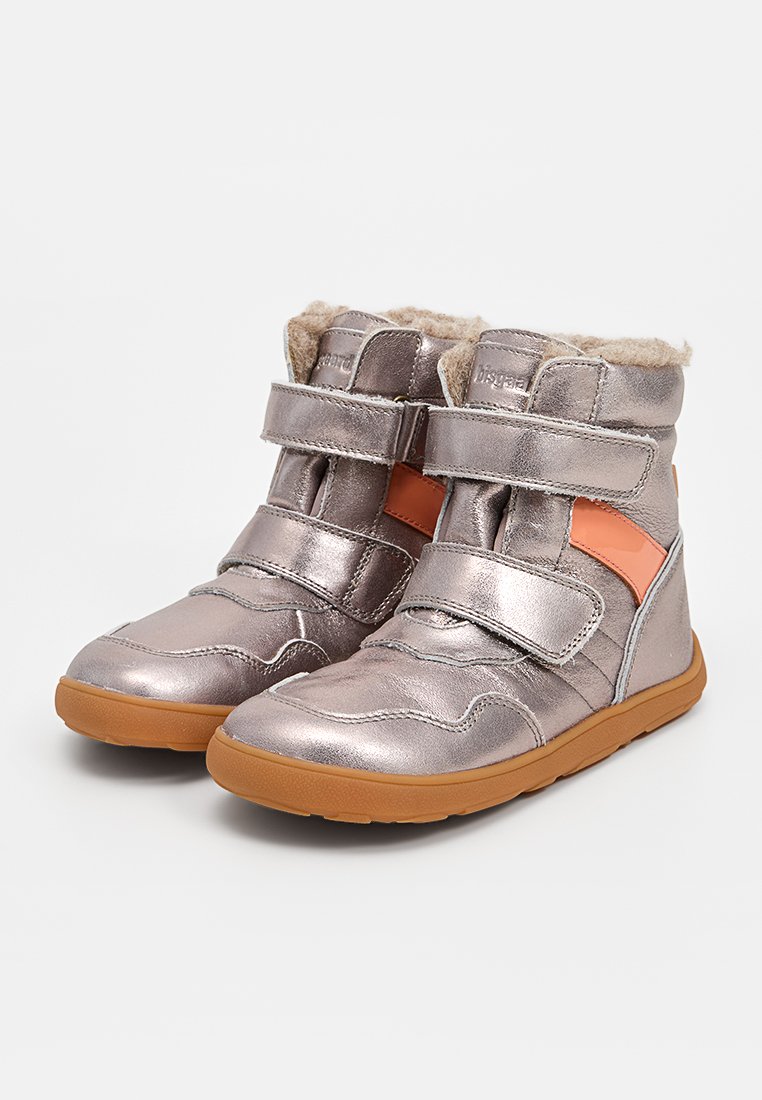 Stivaletti metallizzati argento alla caviglia con due fettucce a strappo, dettagli arancioni, morbido rivestimento in pelliccia e suole in gomma con design testurizzato.