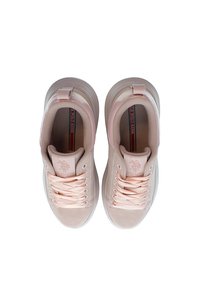 Paire de baskets rose clair U.S. Polo Assn. avec des lacets en satin vue de dessus sur fond blanc.