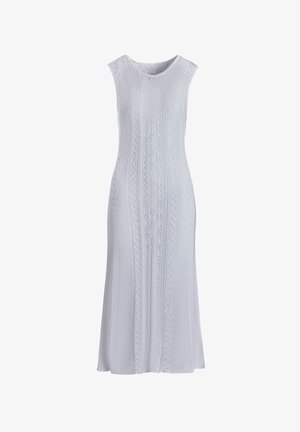Witte brei-jurk met een ronde halslijn, mouwloos ontwerp en textuur kabelpatronen. De stof heeft een gladde textuur met een vloeiende silhout.