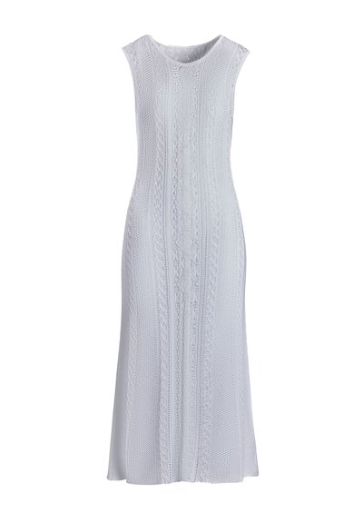 Vestido de punto blanco con cuello redondo, diseño sin mangas y patrones de cable texturizados. La tela tiene una textura suave con una silueta fluida.