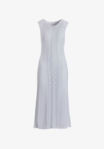 Kötött fehér ruha kerek nyakkivágással, ujjatlan kialakítással és texturált fonott mintázattal. Az anyag sima textúrával rendelkezik, és lágyan áramló silhuettet biztosít.
