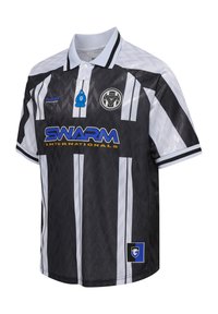 Schwarz-weiß gestreiftes Sporttrikot mit Kragen, blauem "SWARM INTERNATIONALS"-Logo, Mannschaftswappen und kleinem blauem Charakteremblem auf der Vorderseite.