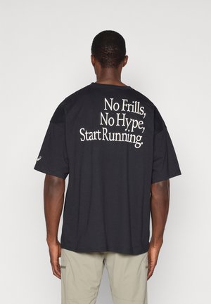 RUNNER MESSAGE GRAPHIC TEE - T-shirt con stampa - performance black