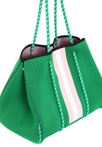 Borsa tote verde perforata con due manici intrecciati. Presenta due strisce orizzontali in rosa e bianco. Texture liscia, design spazioso.