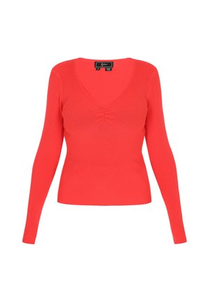 Rød ribbet langærmet sweater med v-hals og samlede detaljer ved brystet. Glat tekstur, tætsiddende silhuet og ensfarvet.