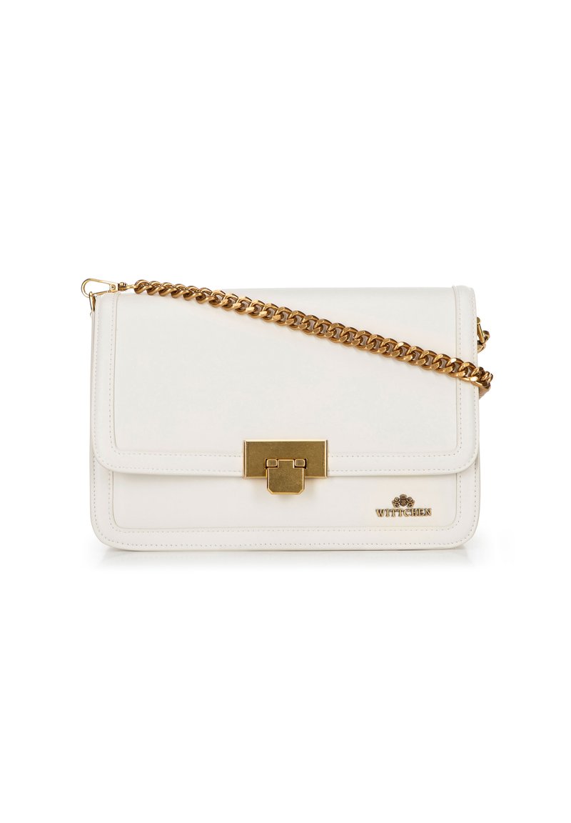 Sac à main en cuir blanc avec une bandoulière en chaîne dorée, de forme rectangulaire, fermeture à rabat avec des accessoires en or, et détail de logo embossé.