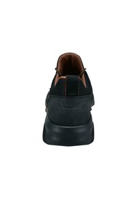 Schwarzer Sportschuh mit einer strukturierten Synthetik-Oberfläche, gepolstertem Kragen, braunen Akzenten und einer gepolsterten Gummisohle. Rückansicht.