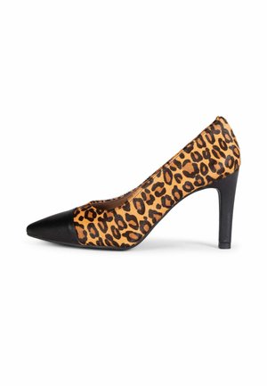 Zapato de tacón alto para mujer con estampado de leopardo y punta y tacón negros, mostrado en perfil lateral sobre fondo blanco.