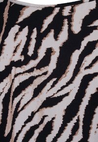 Tissu à motifs avec un design de rayures de zèbre noir et crème, présentant une surface texturée et des accents brun clair. Convient à divers usages textiles.
