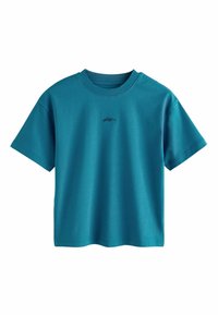 Téglazöld pamut póló rövid ujjakkal, kerek nyakkivágással, és sötétteal hímzett logóval a mellrészen. Simaságú textúra, normál fazon.