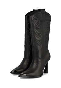 Botas de cowboy de cuero negro con patrones florales grabados, punteras metálicas puntiagudas y tacón cuadrado. Incluyen lengüetas para ponerlas y quitarlas fácilmente.