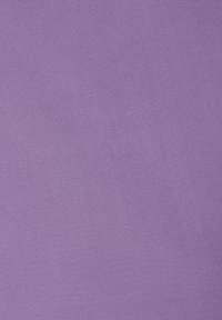 Lila Stoff mit glatter Textur und gewebtem Muster, das eine einheitliche Farbe und ein mittleres Gewicht aufweist, geeignet für verschiedene Anwendungen.