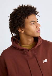 New Balance SPORT ESSENTIALS HOODIE UNISEX - Felpa - rich oak