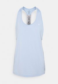 Débardeur de sport bleu clair avec un dos nageur, doté d'un col rond, de fentes latérales et d'une marque sur l'étiquette et à l'avant.