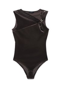 Body senza maniche in velluto marrone scuro con scollatura asimmetrica e dettaglio in anello di metallo dorato sulla spalla.