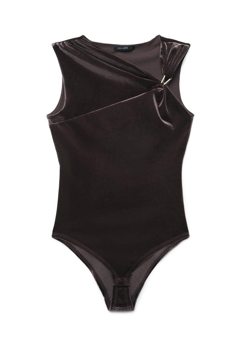 Body senza maniche in velluto marrone scuro con scollatura asimmetrica e dettaglio in anello di metallo dorato sulla spalla.