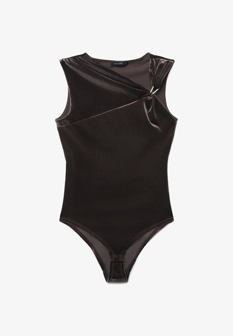 Body senza maniche in velluto marrone scuro con scollatura asimmetrica e dettaglio in anello di metallo dorato sulla spalla.