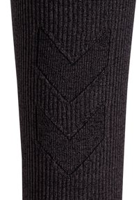 Czarna skarpetka w ribbed, ozdobiona teksturowanym wzorem w zygzak. Materiał jest miękki, o średniej grubości, zaprojektowany z myślą o komforcie i trwałości.