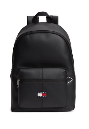 Czarny plecak z imitacji skóry ze zaokrąglonym wierzchem, przednią kieszenią na zamek, naszywką z logo, regulowanymi szelkami i gładką fakturą.