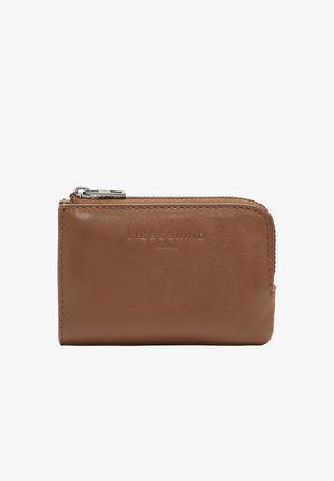 Braune Lederbörse mit glatter Textur, Reißverschluss und eingeprägtem Markennamen auf der Vorderseite. Kompakte rechteckige Form, minimalistisches Design.