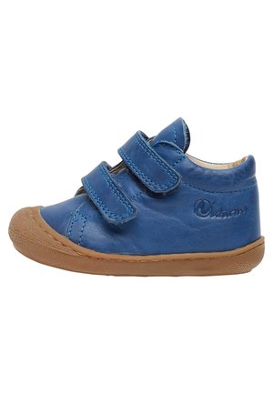 Blauwe leren schoen met twee klittenbandsluitingen en een tan rubberen zool. Rondneus en minimale stikseldetails. Merkenlogo in de zijkant geperst.