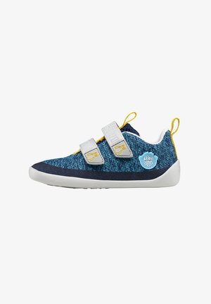 Chaussure en tissu bleu et marine avec une semelle en caoutchouc blanche, dotée de deux sangles Velcro grises et d'un accent logo bleu sur le côté.
